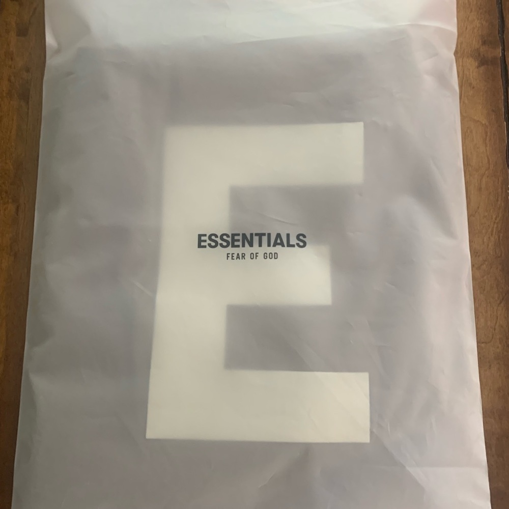 Essentials Fear of God Kids Big E pocket tee